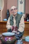 市役所レリーフに使われた、緑や赤に発色する辰砂釉について語る有山長佑さん＝鹿児島市下福元町の長太郎焼本窯