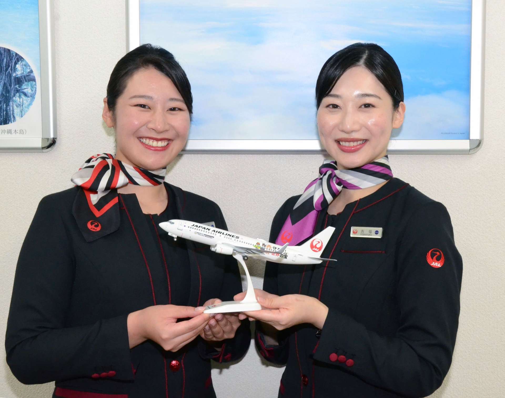 ３代目のＪＡＬふるさとアンバサダーに就いた吉福瑠璃子さん（右）と２代目の川澄紘子さん＝奄美市名瀬