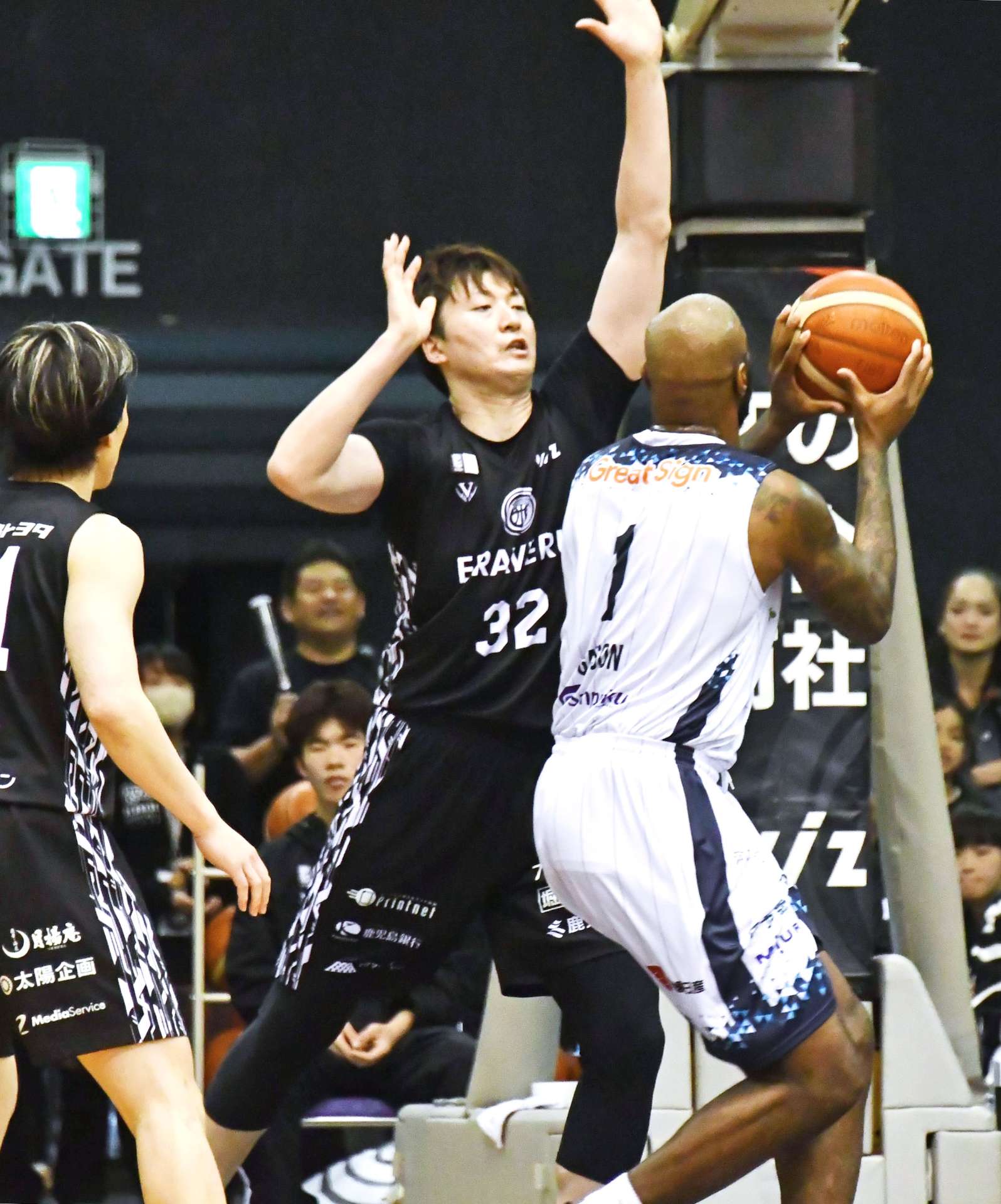 体を張った守備を見せるレブナイズの武藤（３２）＝西原商会アリーナ