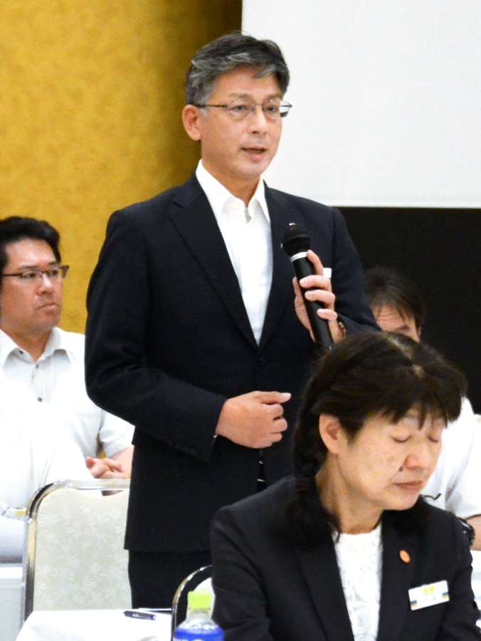 肥薩おれんじ鉄道の株主総会であいさつする新社長の中村誠希氏＝６月３０日、熊本県八代市