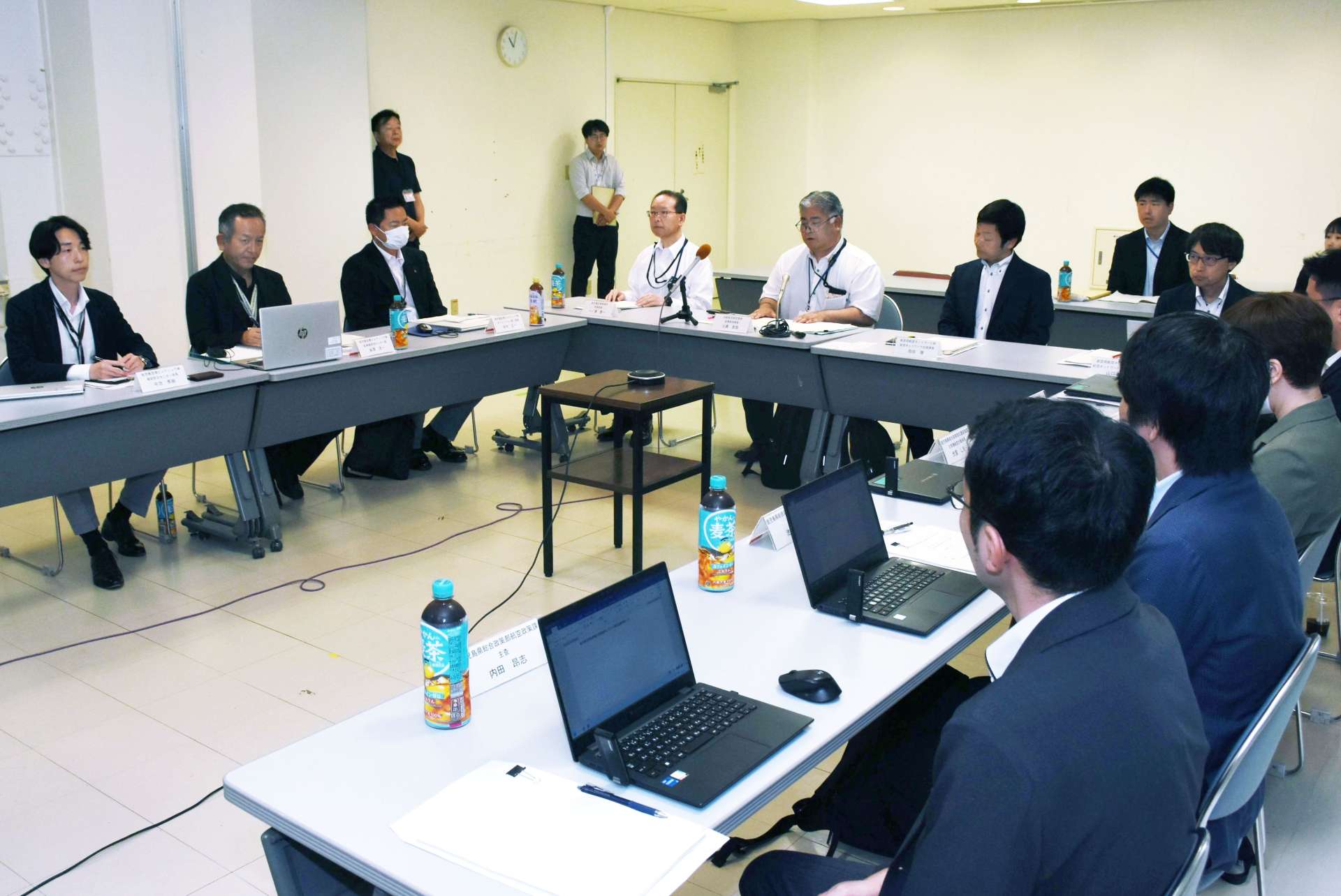 鹿児島空港駐車場の混雑緩和に向けて議論する検討会＝３０日、霧島市の鹿児島空港事務所
