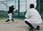 部活動終了後も個人練習に付き合う野球部顧問の教員＝６月６日