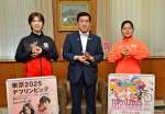 手話でデフリンピックを表す尾塚愛実さん（左）、島倉杏奈さん（右）ら＝１日、鹿児島県庁