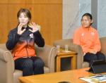 抱負を語る尾塚愛実さん（左）、島倉杏奈さん＝１日、鹿児島県庁