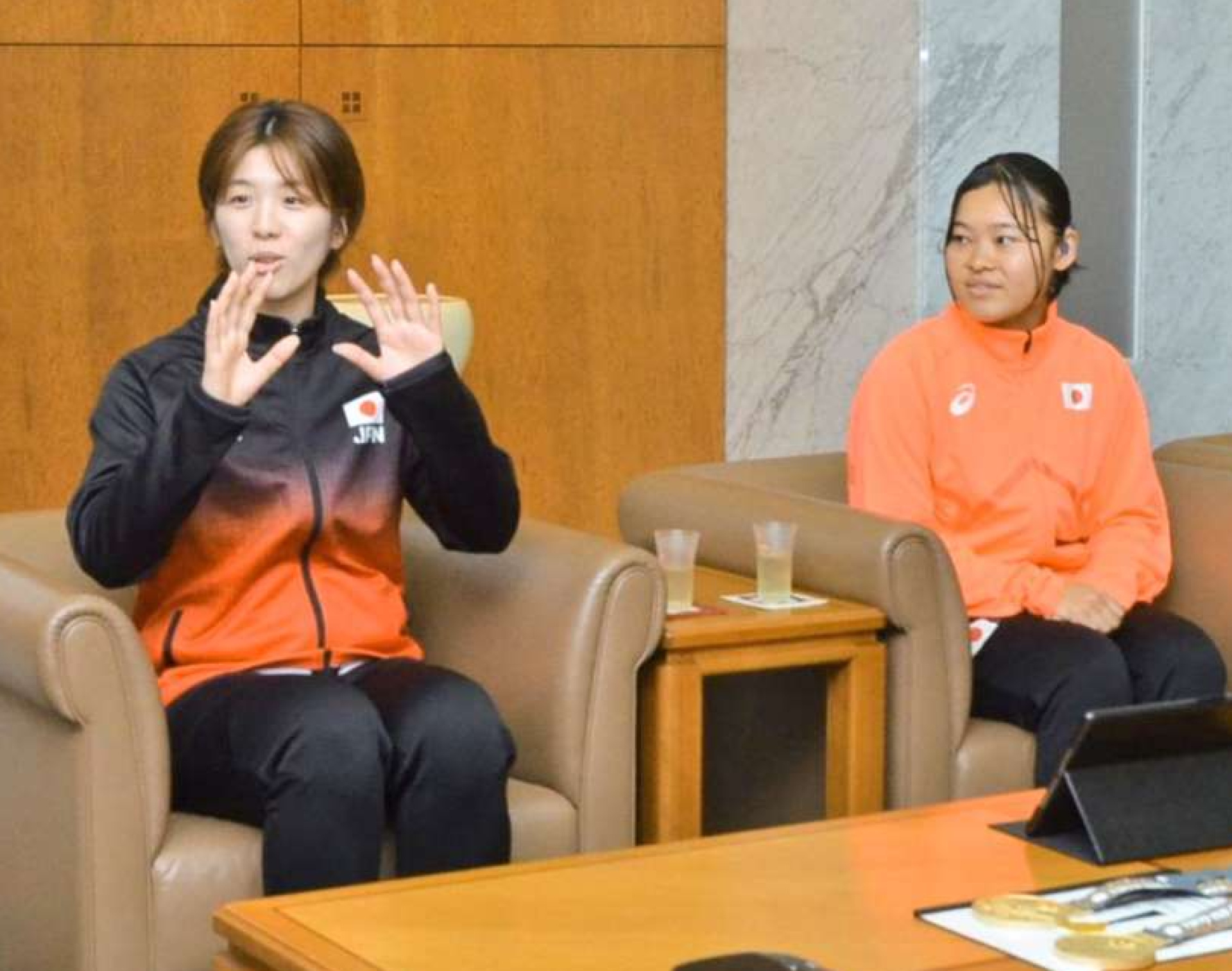 抱負を語る尾塚愛実さん（左）、島倉杏奈さん＝１日、鹿児島県庁
