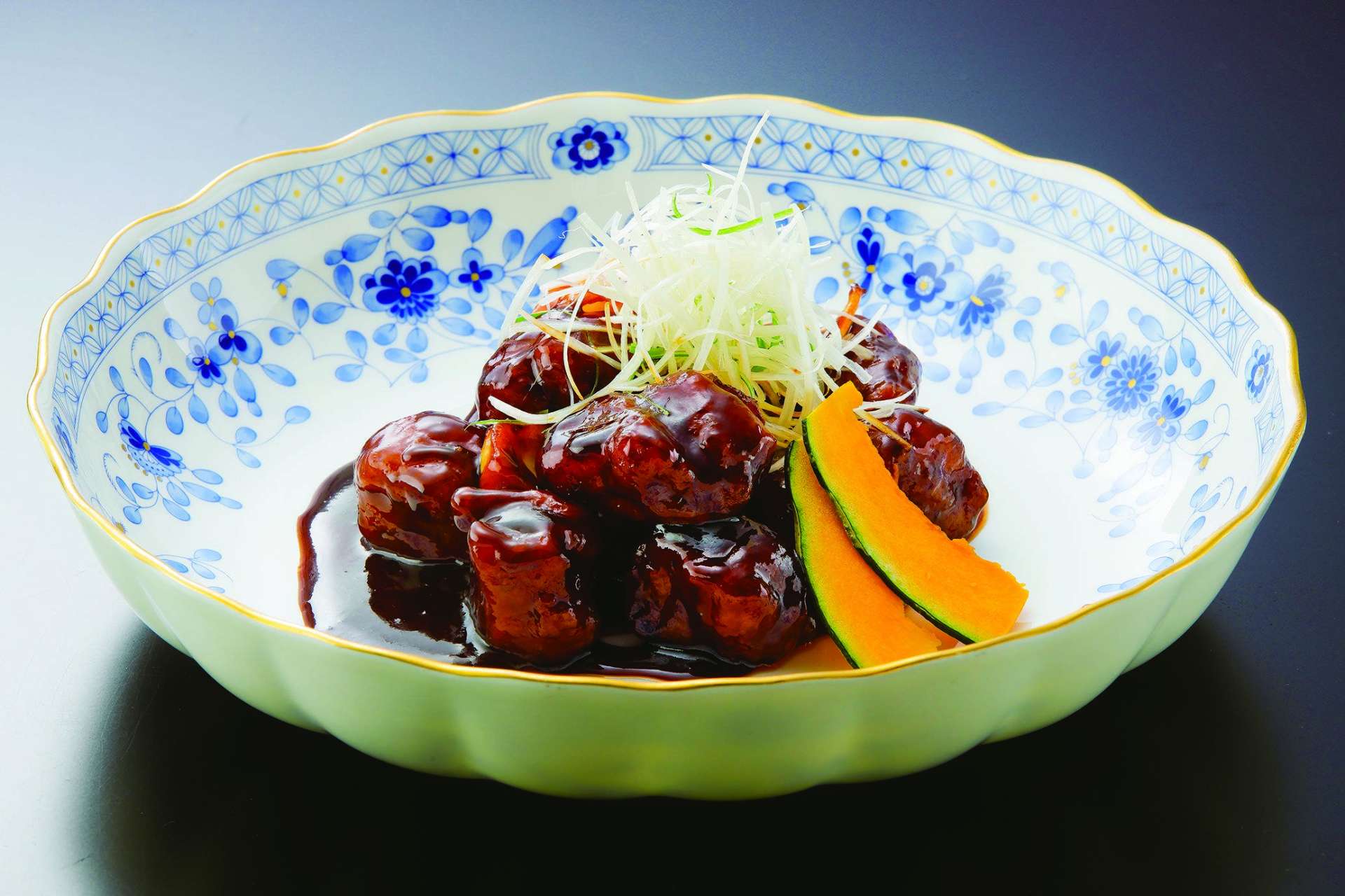 「“黒”の鹿児島食フェア」で提供される黒酢を使った酢豚