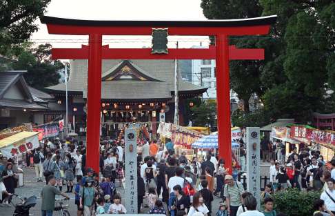 〈関連〉再建を進めていた朱色の大鳥居もお披露目され、六月灯でにぎわう八坂神社