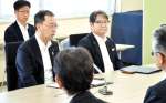 田中良二市長にあいさつする九州電力の西山勝社長（左）＝１日、薩摩川内市役所