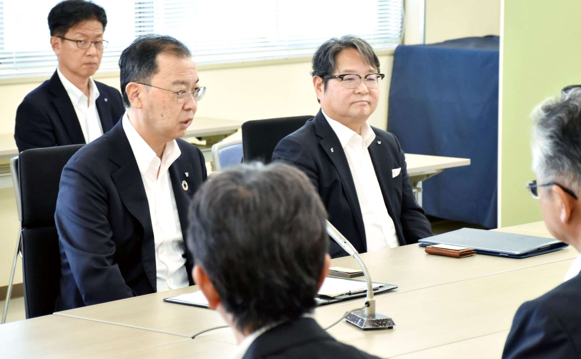 田中良二市長にあいさつする九州電力の西山勝社長（左）＝１日、薩摩川内市役所