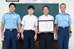 署長感謝状を受ける平山悟支所長（右から２人目）、柳元祐毅事務長（同３人目）＝南さつま警察署
