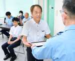 署長感謝状を受け取る平山悟支所長＝２５日、南さつま市の南さつま警察署