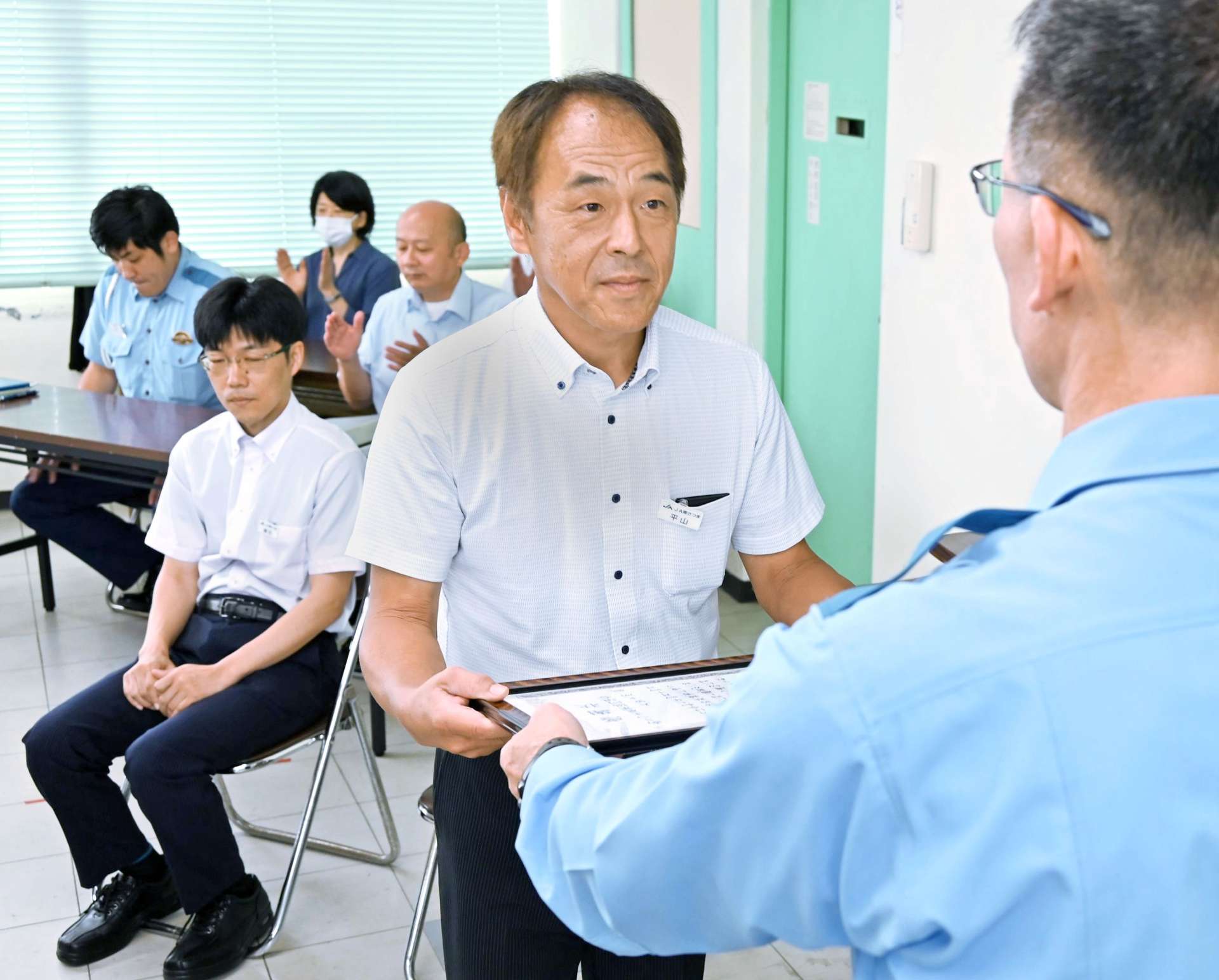 署長感謝状を受け取る平山悟支所長＝２５日、南さつま市の南さつま警察署
