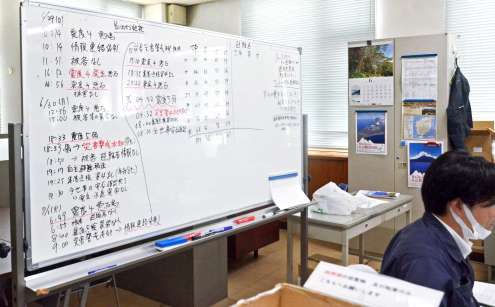 強い地震が相次ぎ、悪石島の状況が記されるホワイトボード＝２日午前９時ごろ、鹿児島市の十島村役場