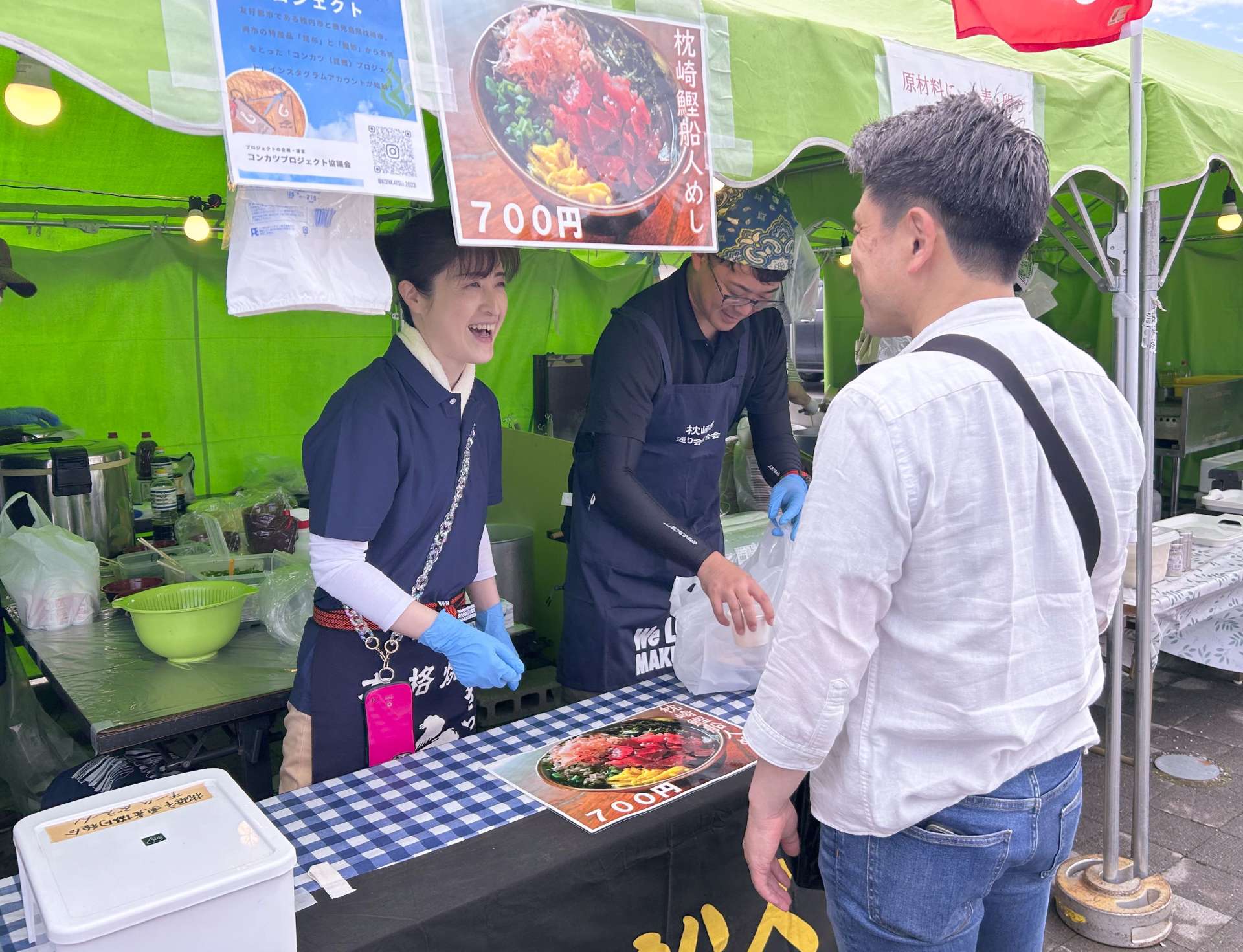 枕崎鰹船人めしを販売する枕崎市の関係者ら＝６月２２日、北海道稚内市（枕崎市提供）