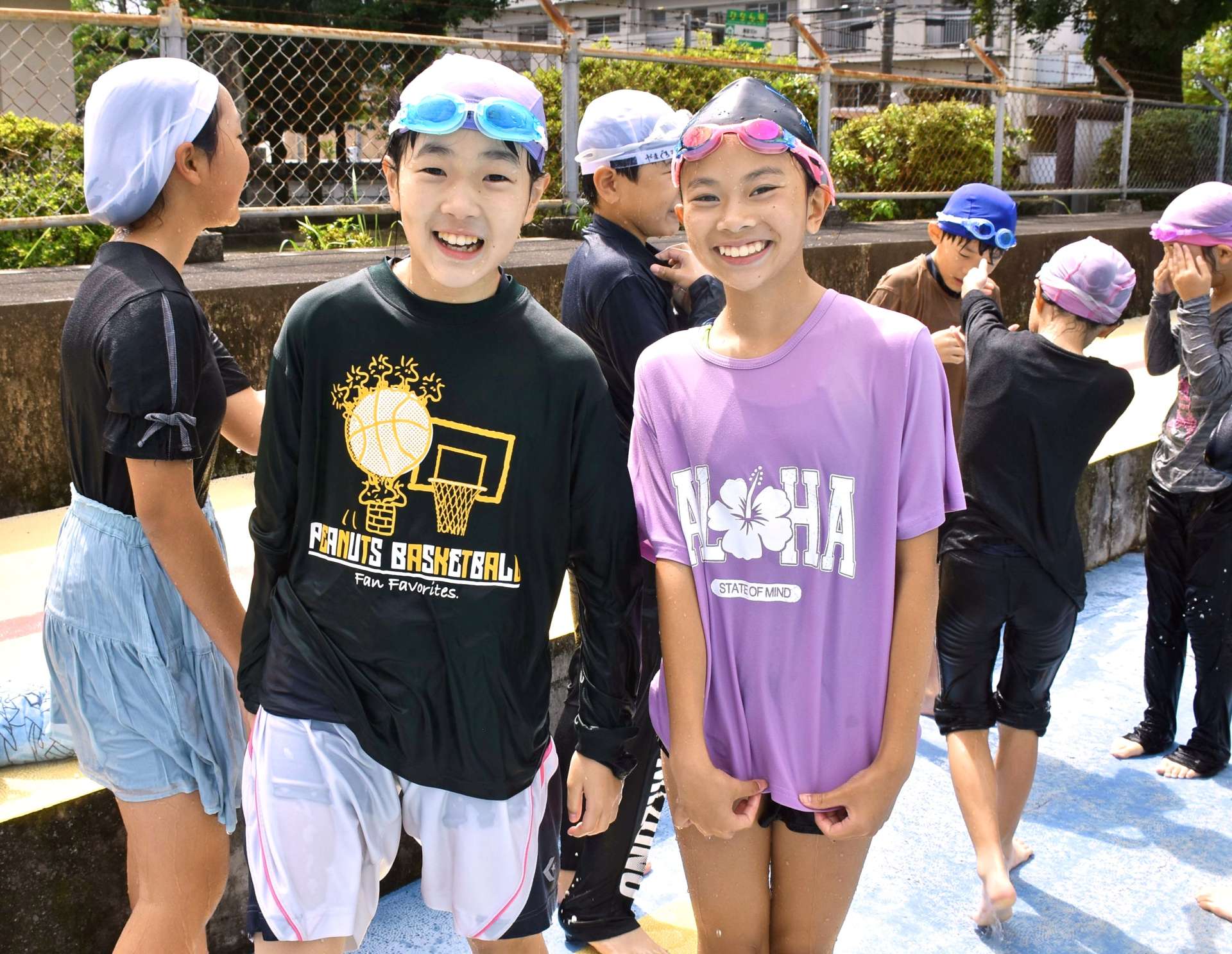 柁城小学校５年生と着衣水泳の授業を受けたモモコ・チャンさん（中央右）＝姶良市加治木の同校