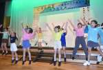 はつらつとしたダンスを披露する子どもたち＝霧島市の国分ハウジングシビックホール