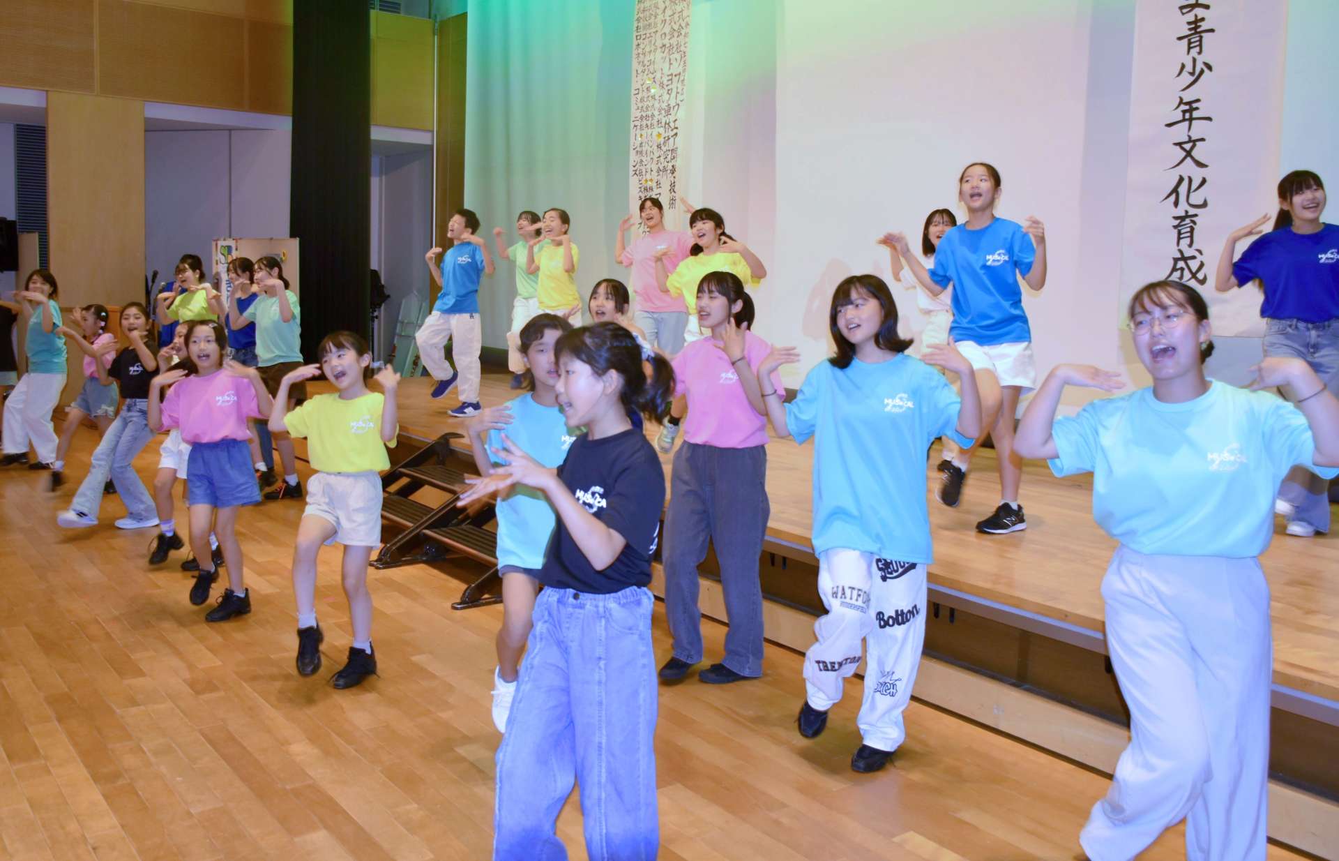 はつらつとしたダンスを披露する子どもたち＝霧島市の国分ハウジングシビックホール