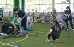 ビール瓶のボウリングに挑戦する参加者＝指宿市の鹿児島水処理スポーツドーム