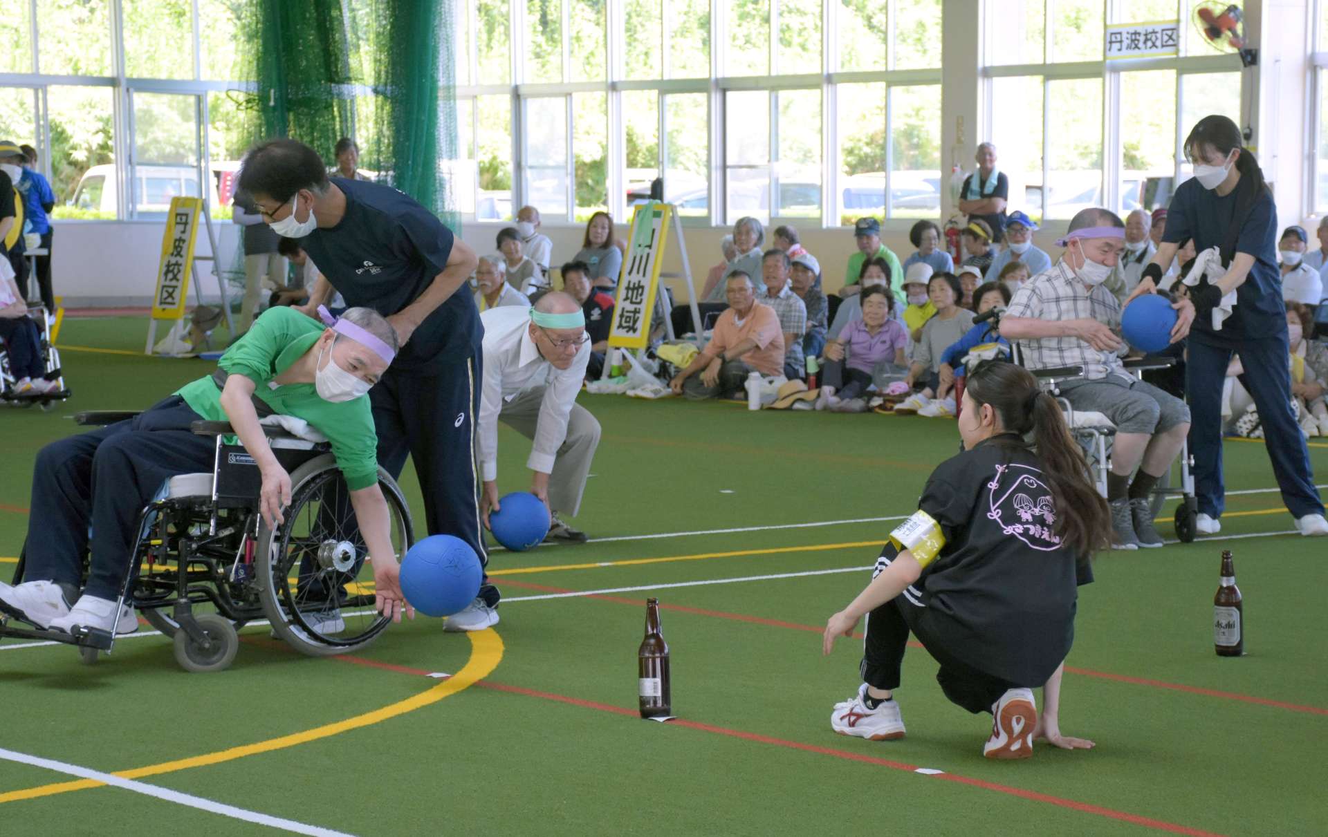ビール瓶のボウリングに挑戦する参加者＝指宿市の鹿児島水処理スポーツドーム