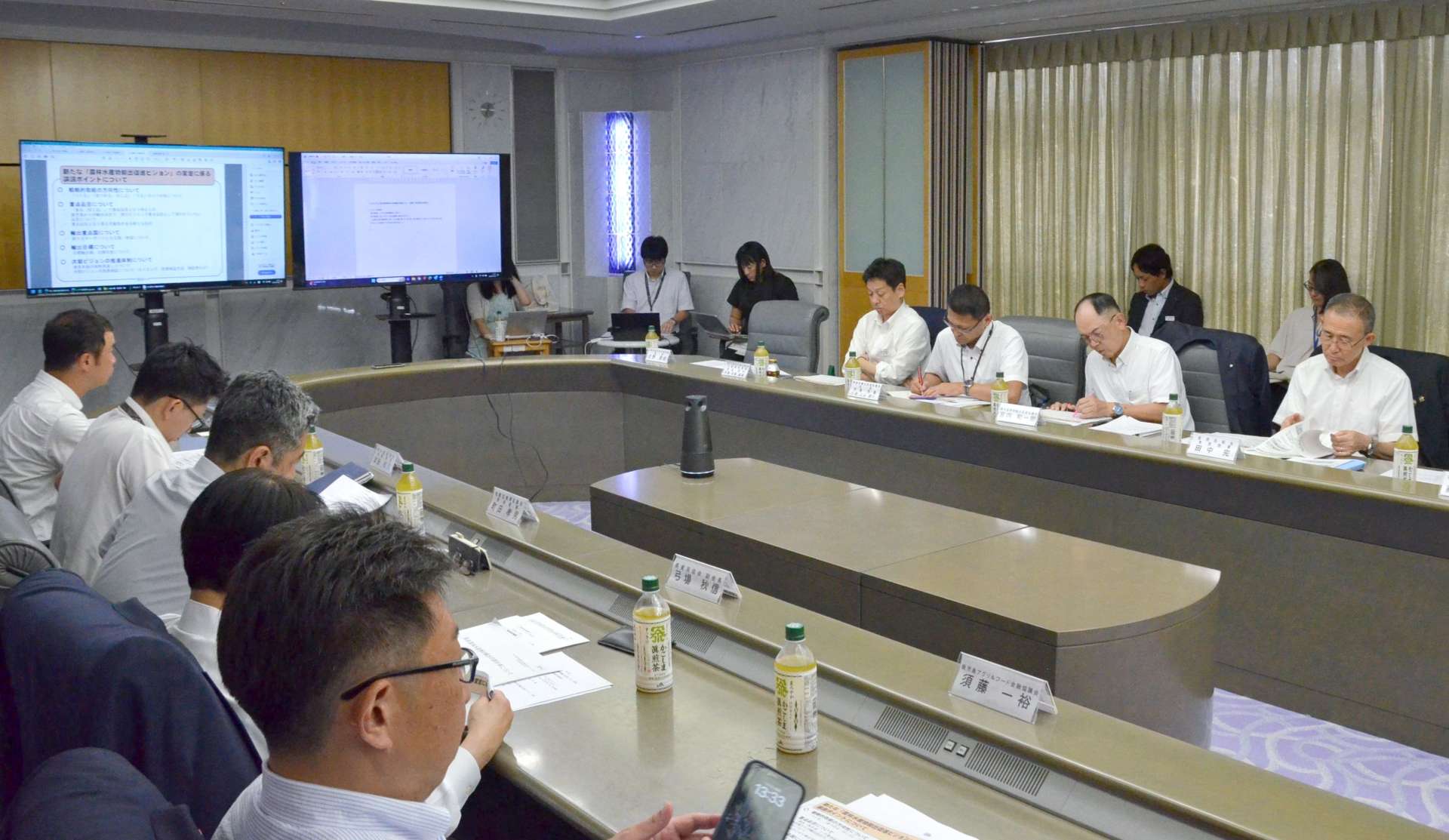 学識経験者や関係団体でつくる「県農林水産物輸出促進ビジョン（仮称）」策定委員会＝２日、県庁