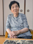 戦時中の生活を振り返る中村妙子さん＝霧島市隼人町小田