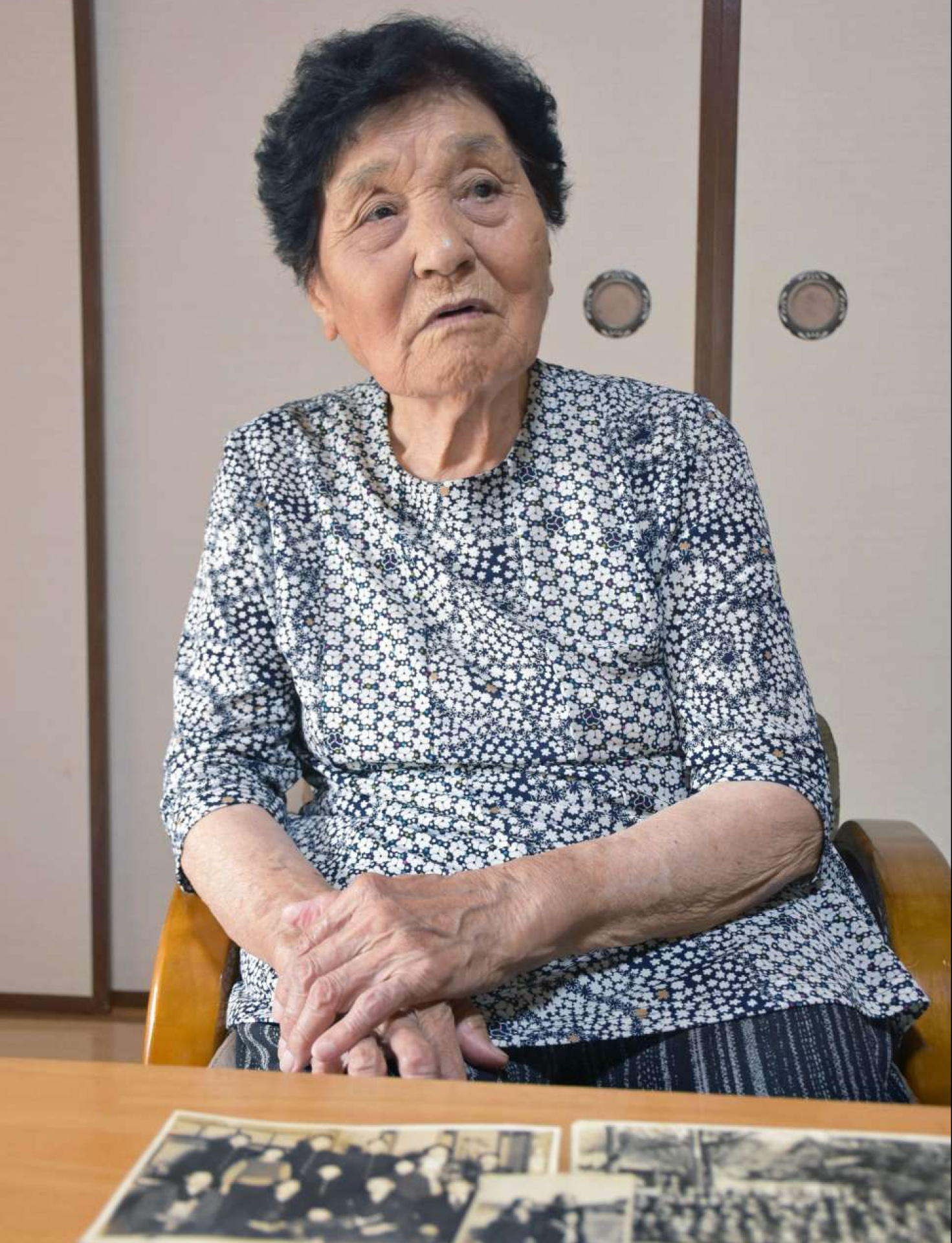 戦時中の生活を振り返る中村妙子さん＝霧島市隼人町小田