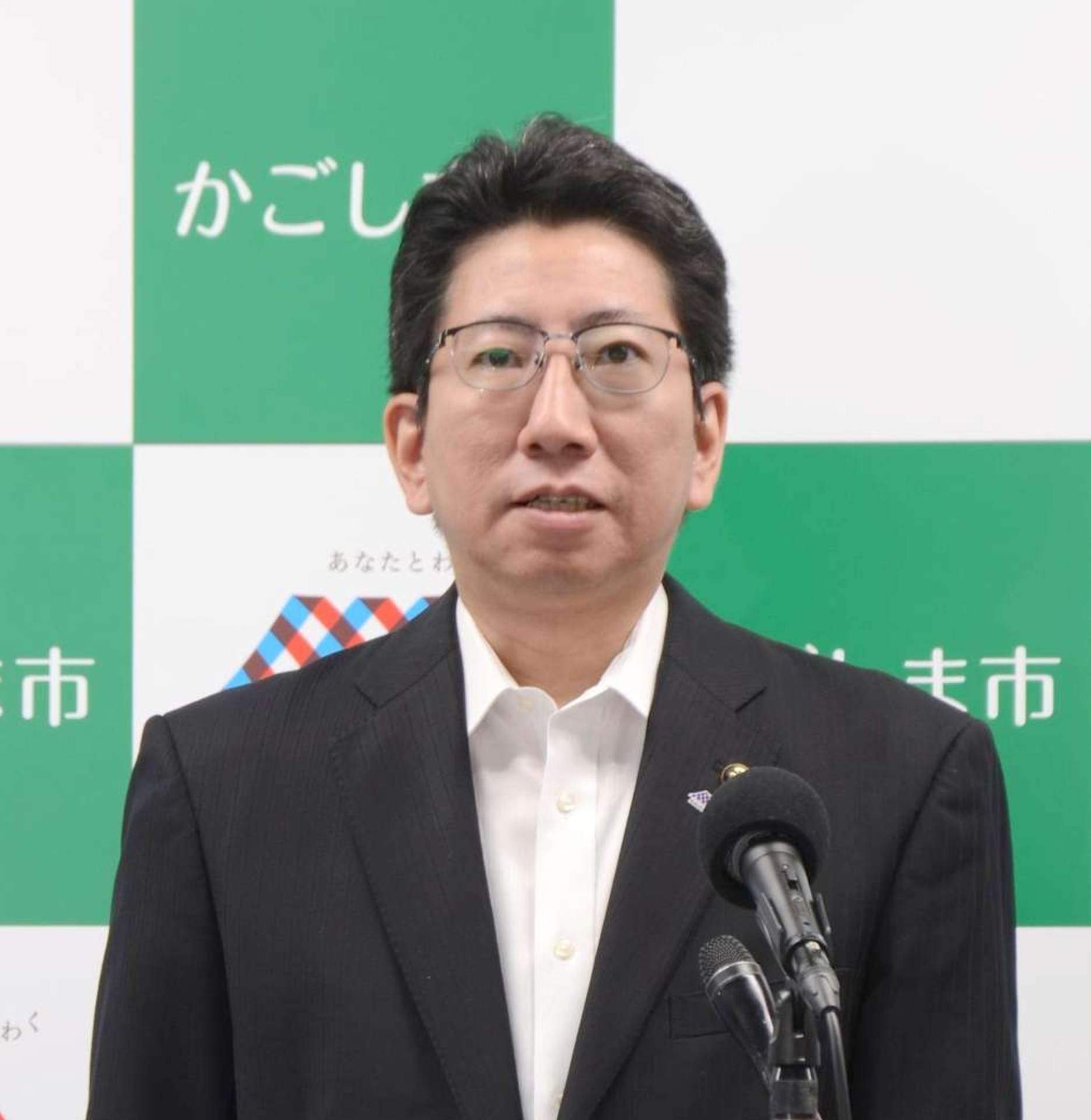 開庁時間の短縮などについて説明する鹿児島市の下鶴隆央市長＝２日、同市役所