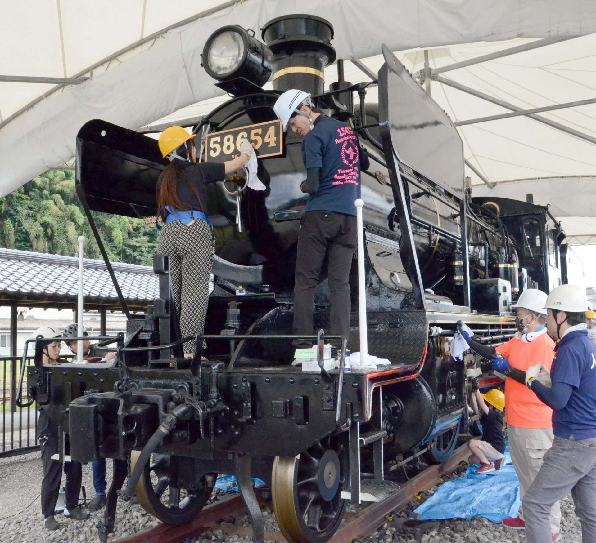 人吉駅に展示されるＳＬ。イベント運行など新たな活用へ向け、市民らが毎月清掃している＝６月２２日、熊本県人吉市