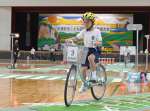 交通安全こども自転車県大会で熱戦を繰り広げる児童＝６月２８日、南さつま市の加世田運動公園体育館
