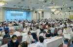 進路指導担当者に情報を伝える企業の担当者＝２日、鹿児島市の鹿児島サンロイヤルホテル