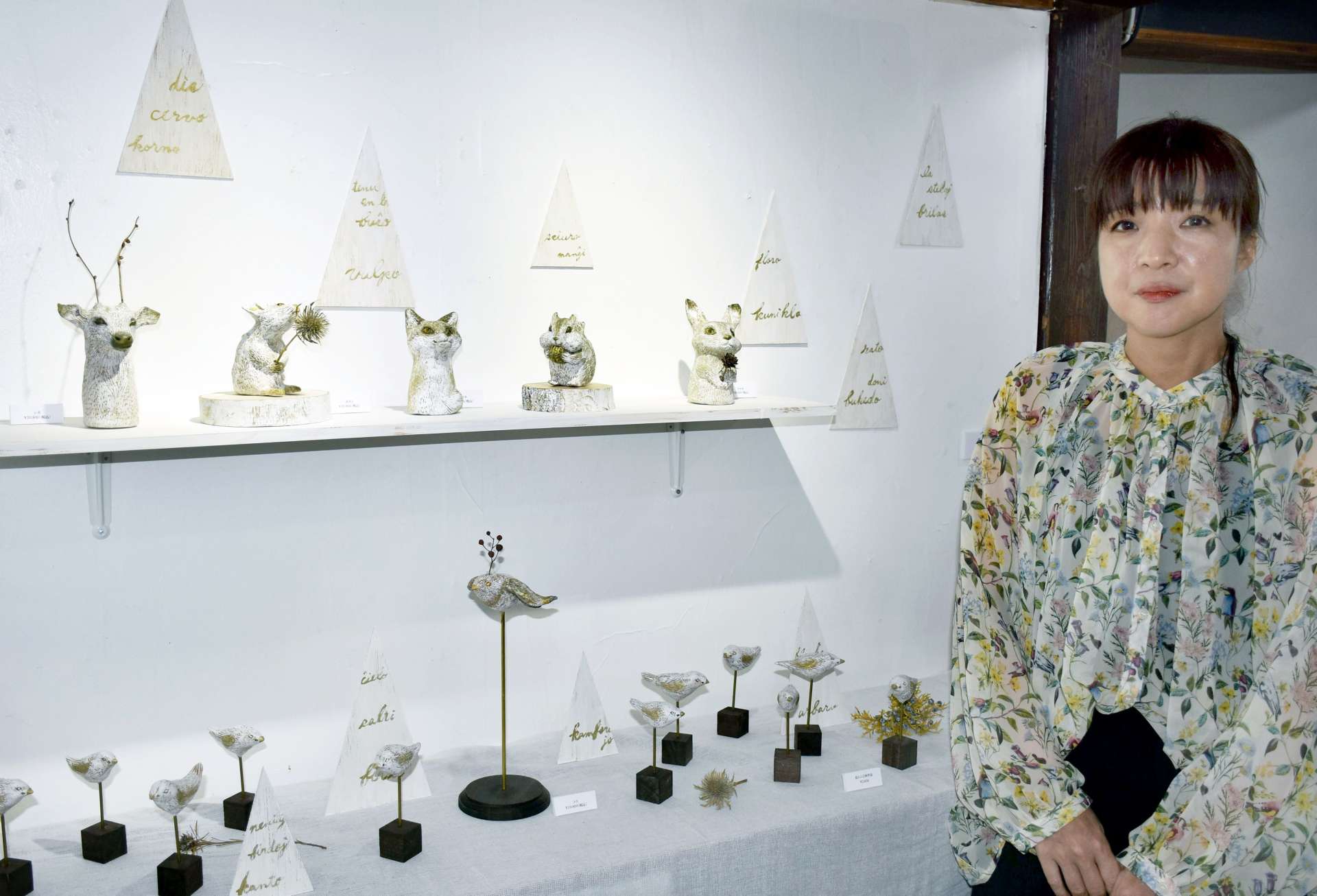 動物の立体作品を展示するマエダヨーコさん＝姶良市の蒲生茶廊ｚｅｎｚａｉギャラリー