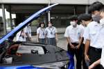 燃料電池車の構造を見学する生徒＝肝付町前田の高山中学校