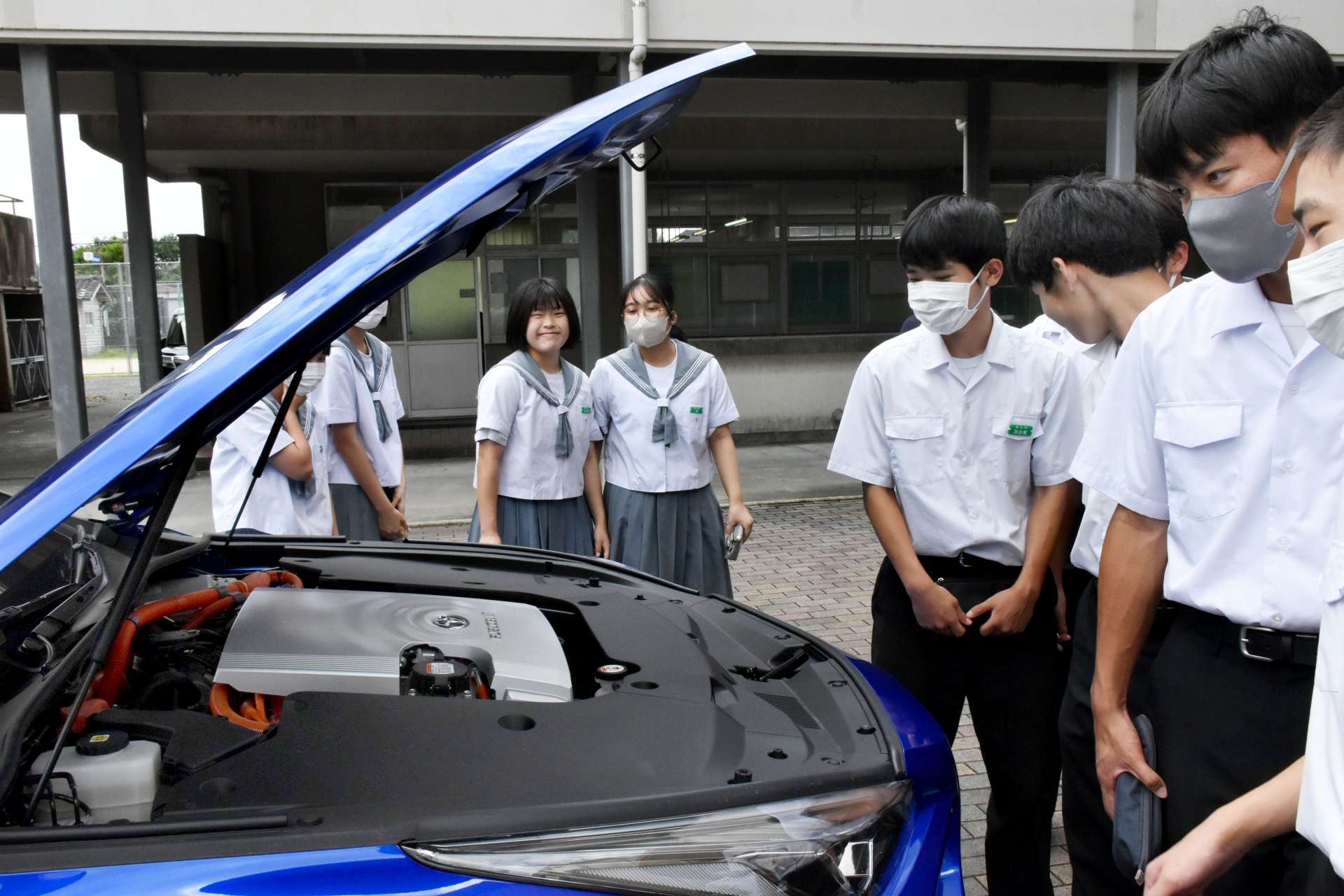 燃料電池車の構造を見学する生徒＝肝付町前田の高山中学校