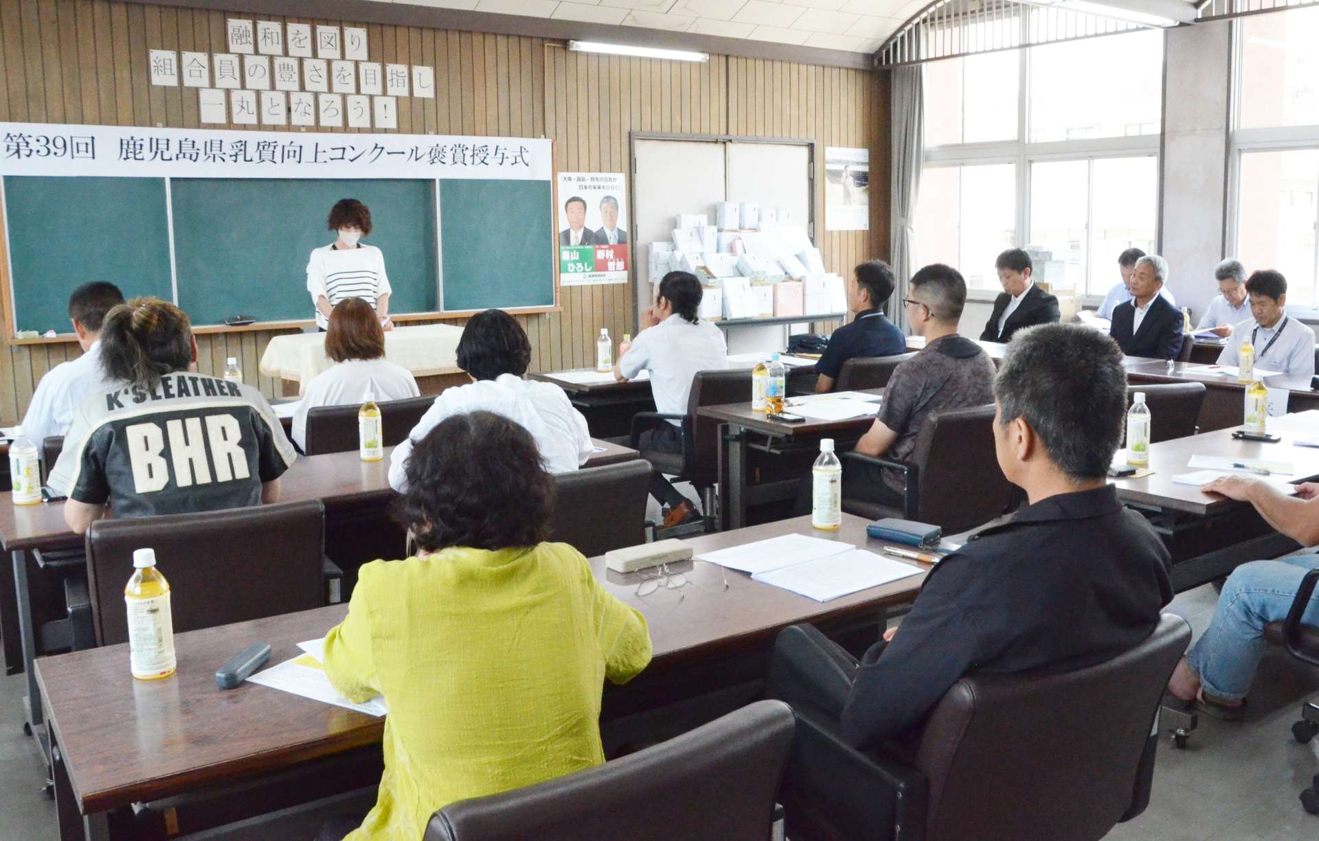 約１６０人を審査した県乳質向上コンクールの褒賞授与式＝３日、鹿児島市の県酪農業協同組合