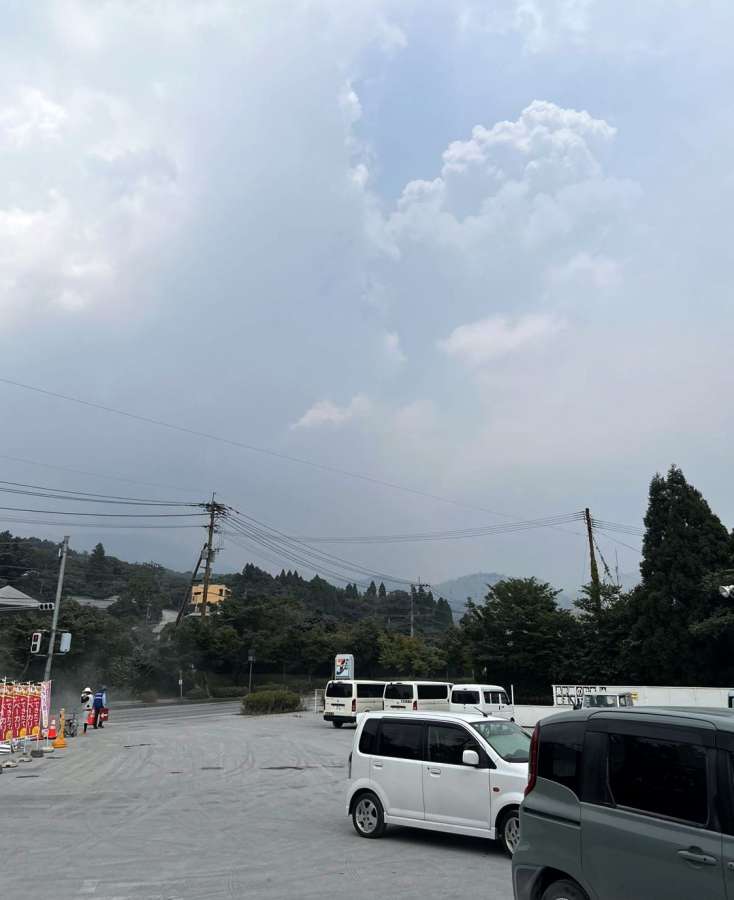 新燃岳の噴煙＝３日午後１時５８分、霧島市牧園町