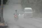 舞い上がった灰で見通しが悪くなった道路＝３日、霧島市牧園町高千穂