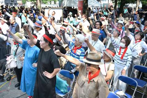 〈別陣営のカット〉参院選が公示され、出陣式で気勢を上げる支持者ら＝３日、鹿児島市