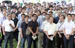 候補者の訴えに耳を傾ける支持者ら＝３日午前、鹿児島市