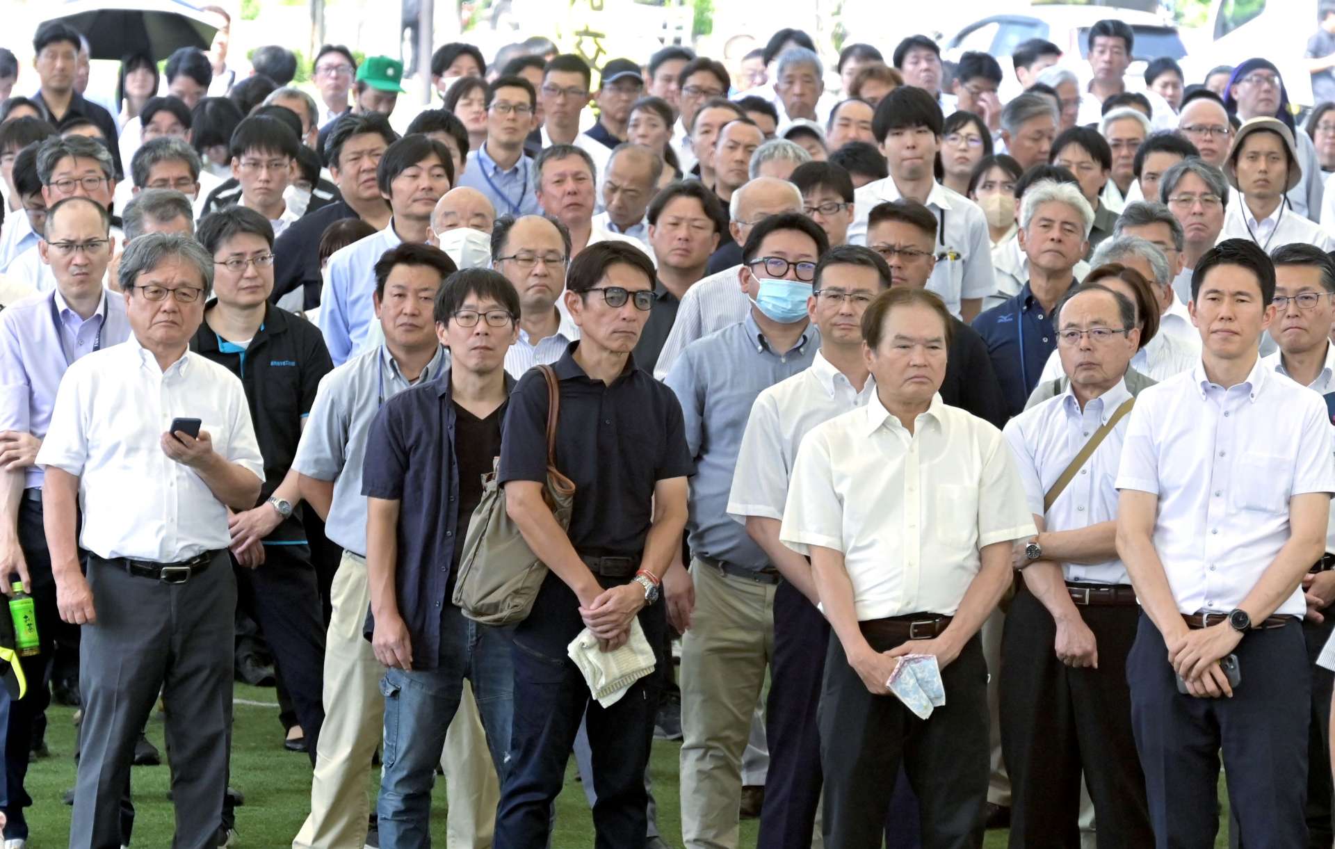 候補者の訴えに耳を傾ける支持者ら＝３日午前、鹿児島市