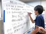 〈続々と入る情報〉ホワイトボードに書き込む十島村職員＝３日、鹿児島市の村役場