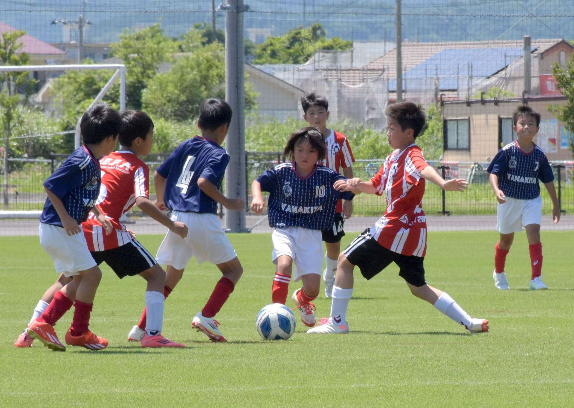 韓国選抜チームと対戦する地元の選手たち＝指宿市のいぶすきフットボールパーク