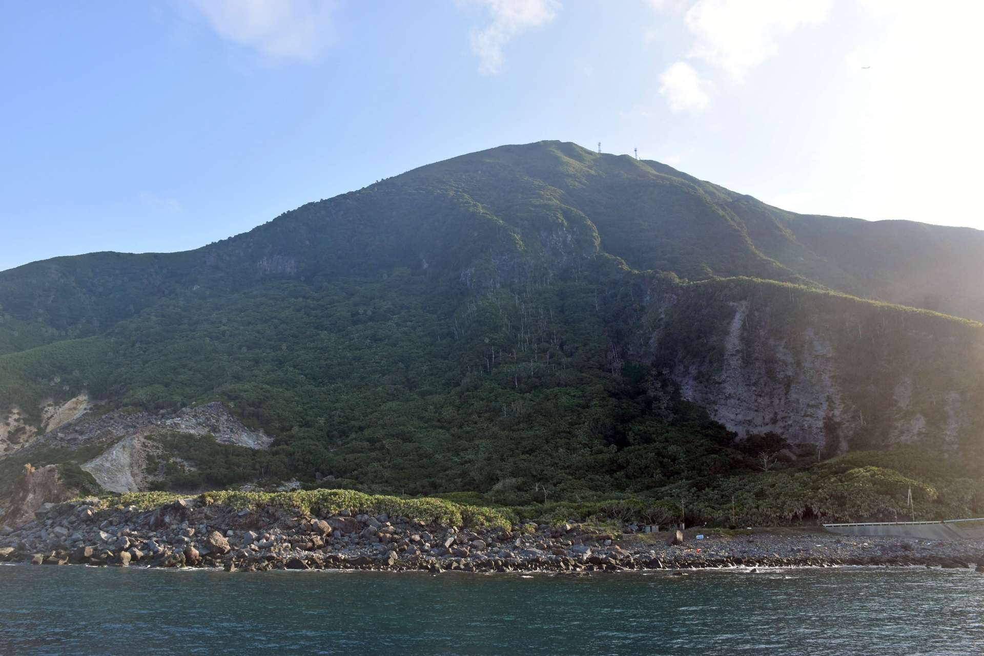 ３日に震度６弱の地震があった悪石島＝４日、十島村