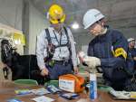 建設現場に備える熱中症対策グッズを確認する鹿児島労働局の永野和則局長（右）＝４日、鹿児島市上荒田町