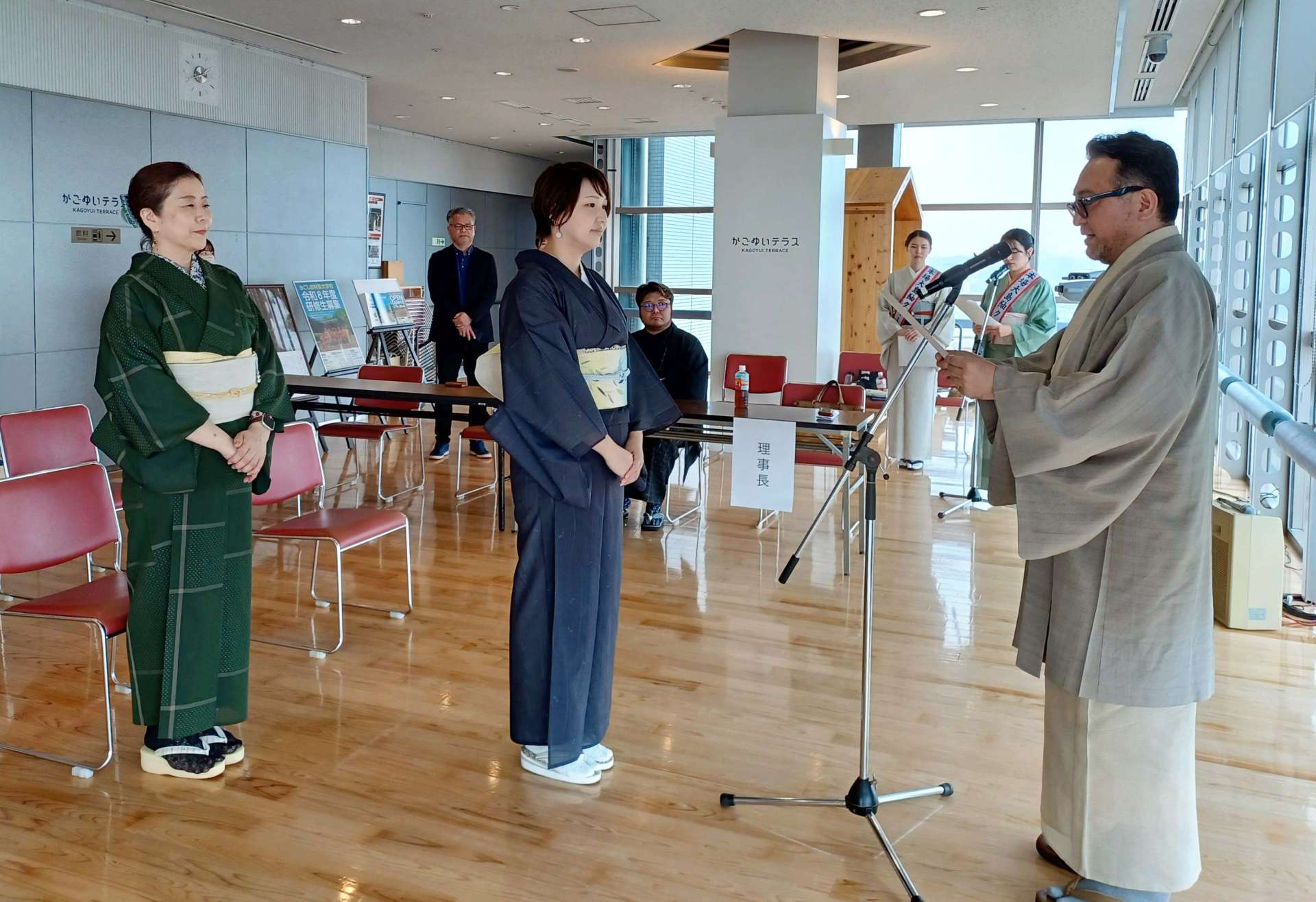 大島紬を着用して入校式に臨む田路紗和子さん（中央）と大瀬奈香さん（左）＝４日、県庁