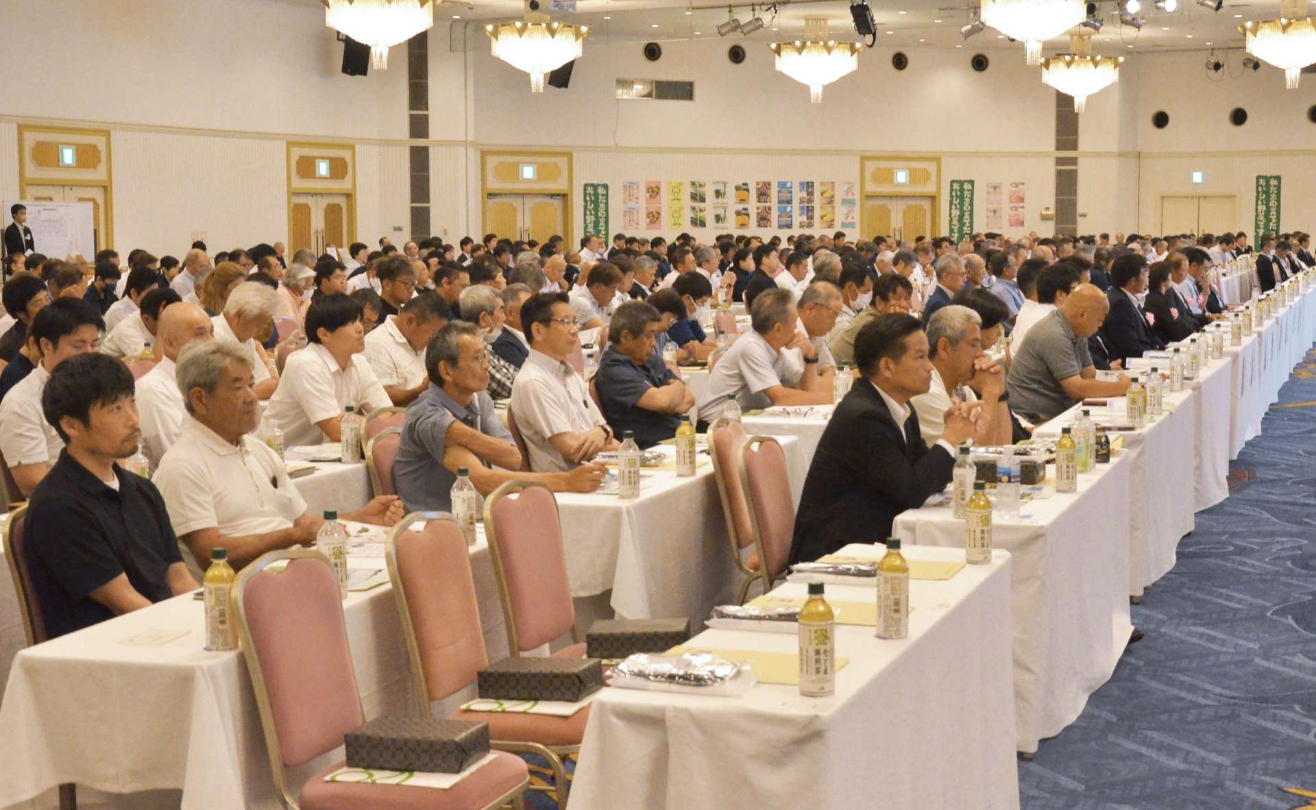 生産基盤の維持強化や経営安定実現を目指す野菜振興方針を確認した県やさい振興大会＝４日、鹿児島市