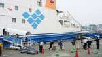 悪石島から避難し、フェリーで鹿児島市に到着した住民＝４日午後６時、鹿児島市本港新町の南ふ頭