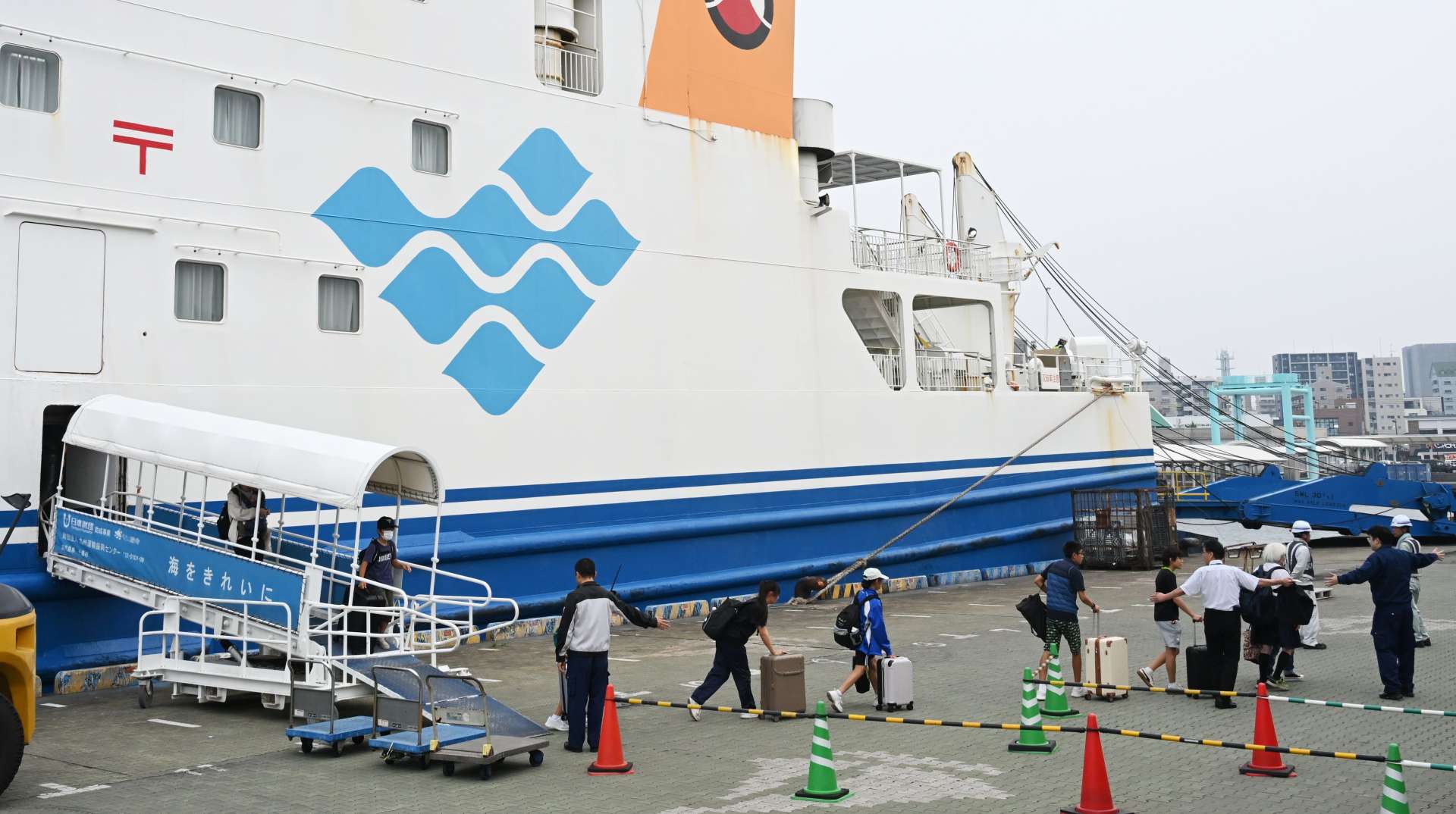 悪石島から避難し、フェリーで鹿児島市に到着した住民＝４日午後６時、鹿児島市本港新町の南ふ頭