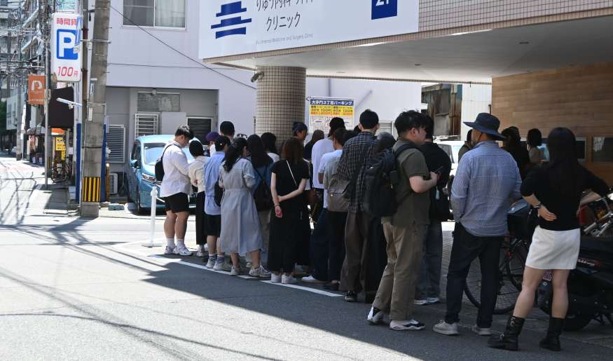 うどん店に連日行列をつくる外国人観光客＝福岡市中央区