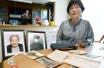 両親の遺影の前で母との思い出を話す池田ミキ子さん＝６月１７日、日置市吹上