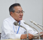 会見で記者の質問に答える十島村の久保源一郎村長＝５日午前１０時２５分ごろ、鹿児島市の十島村役場